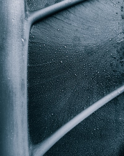 黑色织物上的白色涂层钢丝